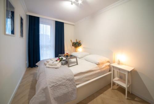 um pequeno quarto com uma cama e uma janela em Maya's Flats & Resorts 53 - Aura 40 em Gdansk