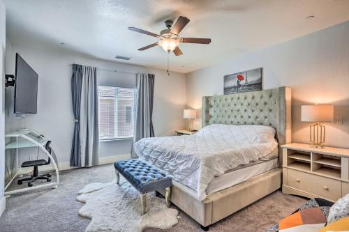 Ένα ή περισσότερα κρεβάτια σε δωμάτιο στο Fresno Home with Patio - 9 Mi to Downtown
