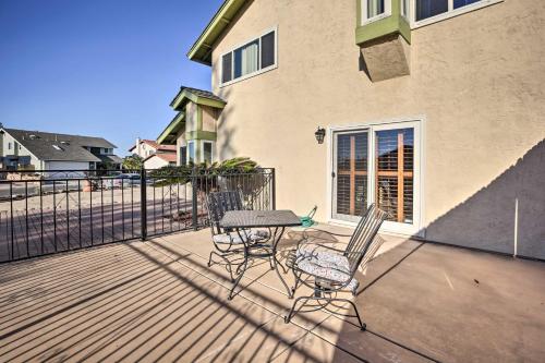 Μπαλκόνι ή βεράντα στο Breeze By the Pool Chula Vista Home with Game Room