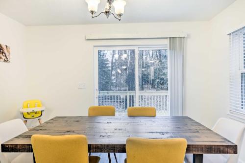 Fotografie z fotogalerie ubytování 3 Mi to Kalahari Pocono Summit Home with Game Room! v destinaci Pocono Summit