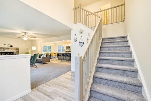 Fotografie z fotogalerie ubytování 3 Mi to Kalahari Pocono Summit Home with Game Room! v destinaci Pocono Summit