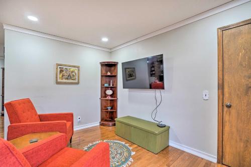 Televisyen dan/atau pusat hiburan di Serene Johnson City Home with Mountain Views
