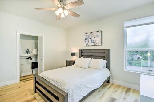 um quarto com uma cama e uma ventoinha de tecto em Fort Worth Retreat with Balcony Walk to TCU! em Fort Worth