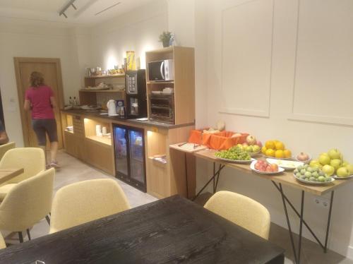 una cocina con una mesa con fruta. en Apartamento María Mendoza en Ardales