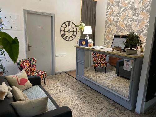 un bureau avec un bureau, un ordinateur et une chaise dans l'établissement hôtel la tour des fées, à Quissac