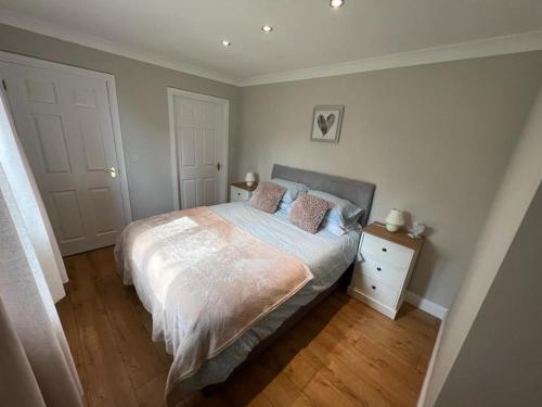 מיטה או מיטות בחדר ב-Jenny's Place Stunning 2 bedroom lodge