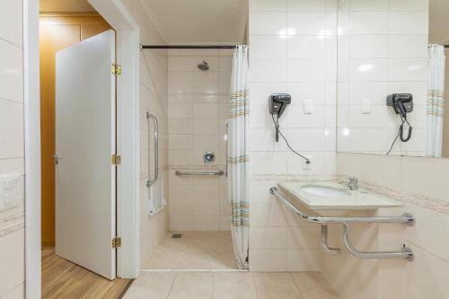 Tri Hotel Smart Caxiasにあるバスルーム