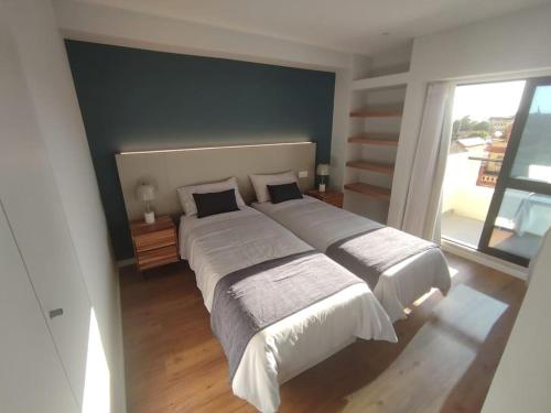 - une chambre avec un grand lit et une grande fenêtre dans l'établissement Atlantic Blue I, à Funchal