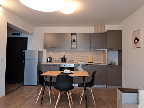 City Apartments 1 في بازارجيك: مطبخ مع طاولة وكراسي في غرفة
