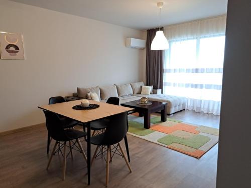 uma sala de estar com uma mesa e um sofá em City Apartments 1 em Pazardzhik