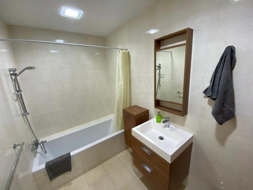 y baño con lavabo y ducha. en Luxury Bay View 3 Bed 3 Bath Seafront Apartment in St Paul's Bay en St Paul's Bay