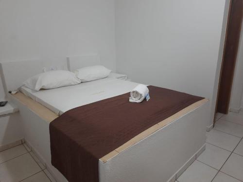 uma cama num quarto com um colchão em Londres Royal Hotel - Cama de alvenaria em Londrina