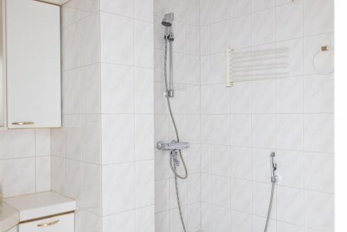 uma casa de banho com chuveiro e cabeça de chuveiro em 2ndhomes Charming Central 1BR City Apartment with Great Location em Helsinque