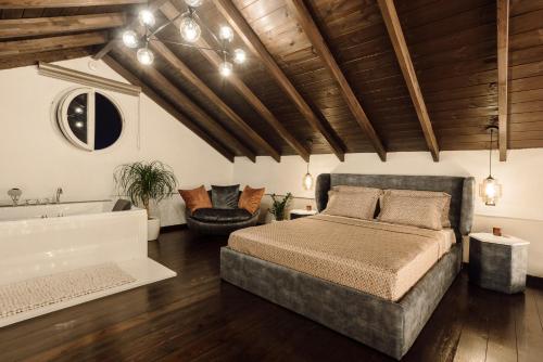 Postel nebo postele na pokoji v ubytování Volos luxury maisonette-Pelion view