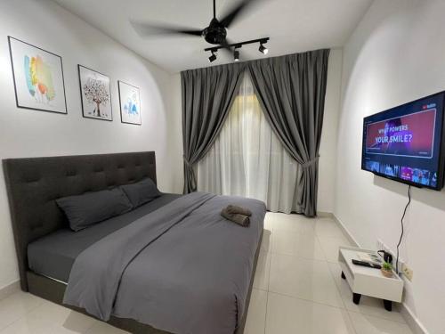 1 dormitorio con 1 cama y TV de pantalla plana en Teega Suites #2203 Puteri Harbour Iskandar Puteri en Nusajaya