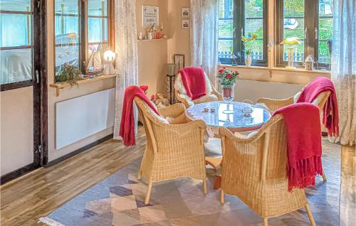 comedor con mesa, sillas y ventanas en Nice Home In Slvesborg With Wifi, en Sölvesborg