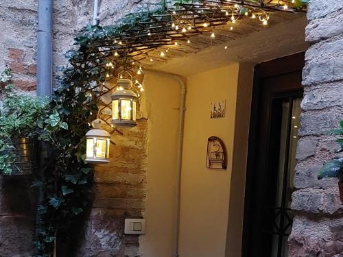 a building with lights on the side of it at Nel vicolo dei Baci - Casa vacanze al Bacio in Spello