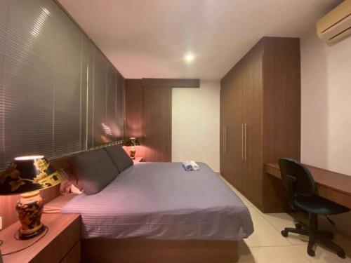 1 dormitorio con 1 cama grande, escritorio y escritorio en KSL City Mall Bathtub 1-4pax Netflix JB City en Johor Bahru