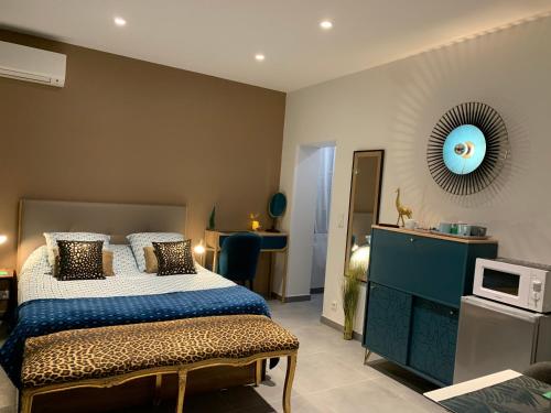 1 dormitorio con cama y espejo en la pared en La CORSA CHAMBRE FAMILIALE DELUXE, en Narbona
