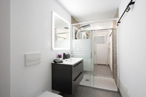 ロス・レアレホスにあるCasa Hola Marの洗面台と鏡のあるバスルーム