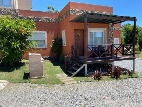 Casa con porche y terraza de madera en Icalma De La Sierra en Tandil