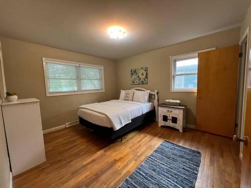 a bedroom with a bed and a blue rug at Spacious 4 bedroom residential at Burlington Park in Billings