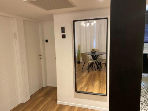 a mirror on a wall in a room with a table at דירת בוטיק Dnine7 in Haifa