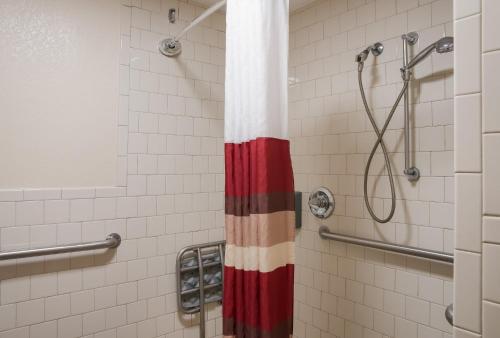 Ένα μπάνιο στο Red Roof Inn Tupelo