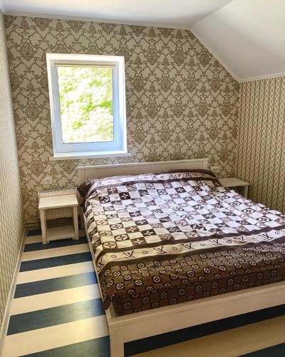 a bedroom with a bed and a window at Мотель «Паляниця» in Bokiyevka