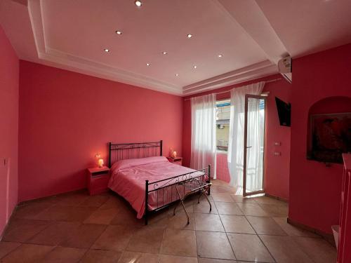 A bed or beds in a room at RaRoom Colors