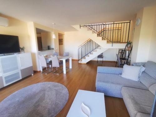 sala de estar con sofá y mesa en Apartamento Golf PANORAMICA en Sant Jordi