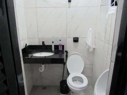 Ένα μπάνιο στο Casa com 2 suítes, cozinha completa , área de lazer, piscina infantil, 10 min do parque aquático