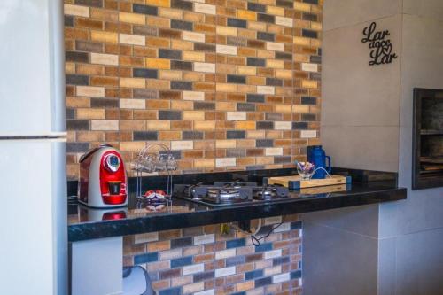 Η κουζίνα ή μικρή κουζίνα στο Casa com 2 suítes, cozinha completa , área de lazer, piscina infantil, 10 min do parque aquático