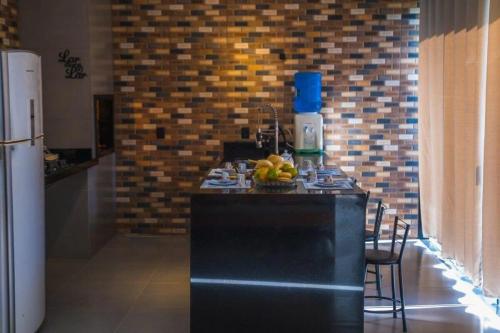 Η κουζίνα ή μικρή κουζίνα στο Casa com 2 suítes, cozinha completa , área de lazer, piscina infantil, 10 min do parque aquático