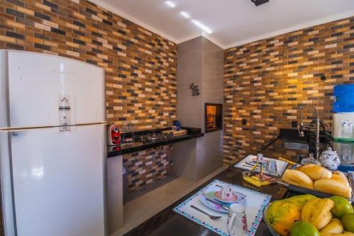 Η κουζίνα ή μικρή κουζίνα στο Casa com 2 suítes, cozinha completa , área de lazer, piscina infantil, 10 min do parque aquático
