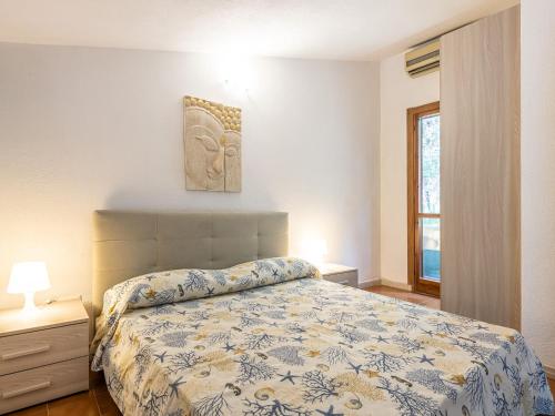um quarto com uma cama e uma fotografia na parede em VILLA CLAUDIO e LUNETTA em Villasimius