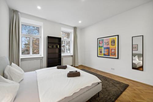 A bed or beds in a room at Big spacious central apartment in Vienna