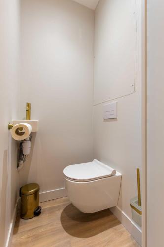une salle de bain avec des toilettes blanches dans une chambre dans l'établissement Cosy Appart - 3BR6P Jardin du Luxembourg Odeon, à Paris