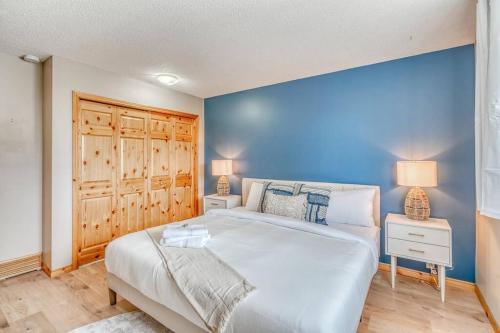 Postel nebo postele na pokoji v ubytování Boho Retreat w/King Bed on Bow River Pathway