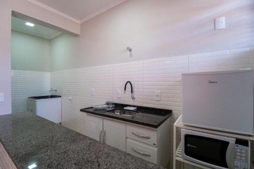 Η κουζίνα ή μικρή κουζίνα στο Apartamento para até 3 pessoas , muito bem localizado , a 5 min do parque aquático