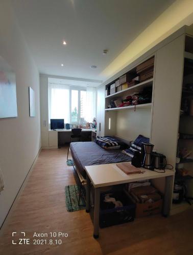Habitación con cama y escritorio. en sharing studio apartment with me en Múnich