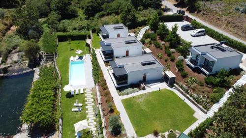 an aerial view of a house with a swimming pool at Turismo Natureza Villa Rio in Castanheira de Pêra