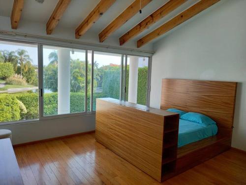een slaapkamer met een bed en een groot raam bij Casa para 13 en Cuerna in Acapantzingo