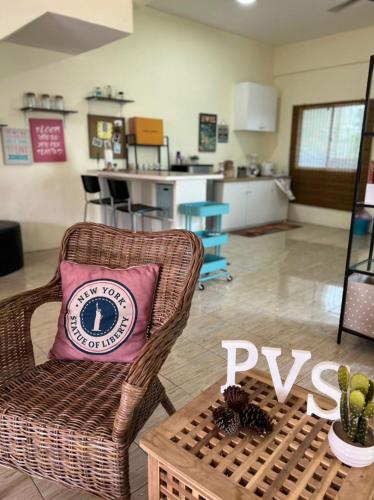 - wiklinowe krzesło z różową poduszką w pokoju w obiekcie PVS Kinabalu w mieście Tuaran