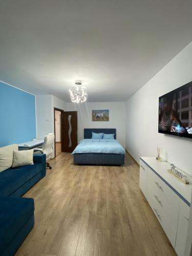 ein Schlafzimmer mit einem blauen Bett und einem blauen Sofa in der Unterkunft Turquoise Studio Nerva Traian in Bukarest