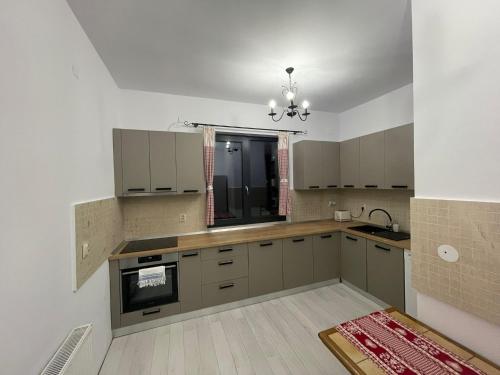 Virtuvė arba virtuvėlė apgyvendinimo įstaigoje Casa Tudor