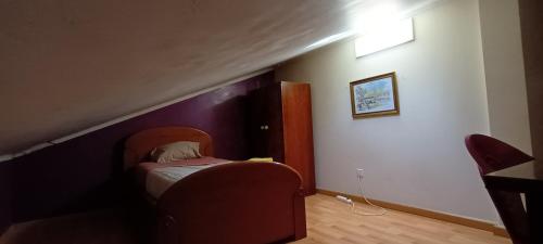 a bedroom with a small bed in a room at Global Guest in Sintra