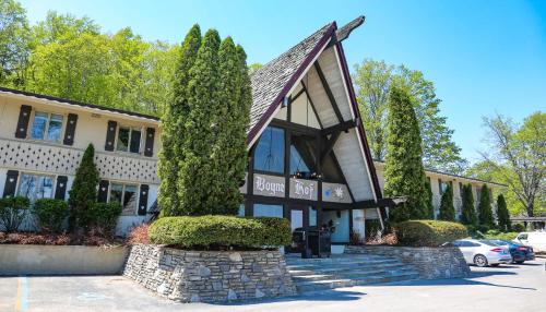 un edificio con árboles delante de él en Boyne Mountain, en Boyne Falls