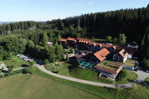 eine Luftansicht eines Resorts im Wald in der Unterkunft Berghotel Jägerhof ****S in Isny im Allgäu