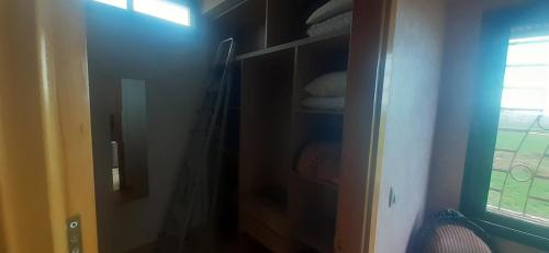 een kamer met een kast met een deur en een raam bij Settat Zen Ferme in Maachat
